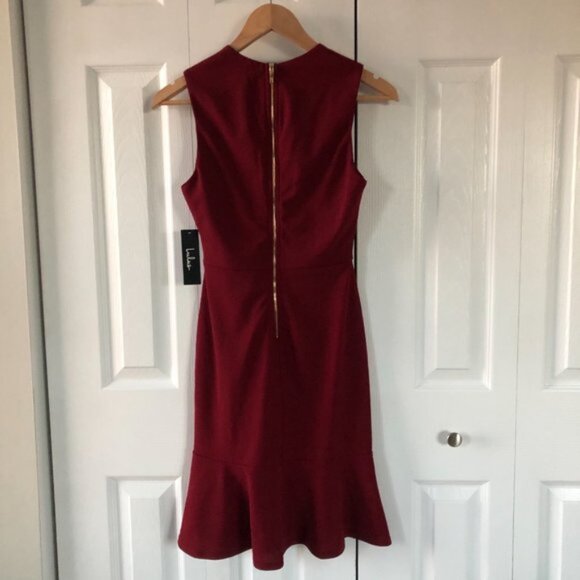 Lulu's Red Sleeveless V-Neck Lined Shift Dress - Picture 2 of 10